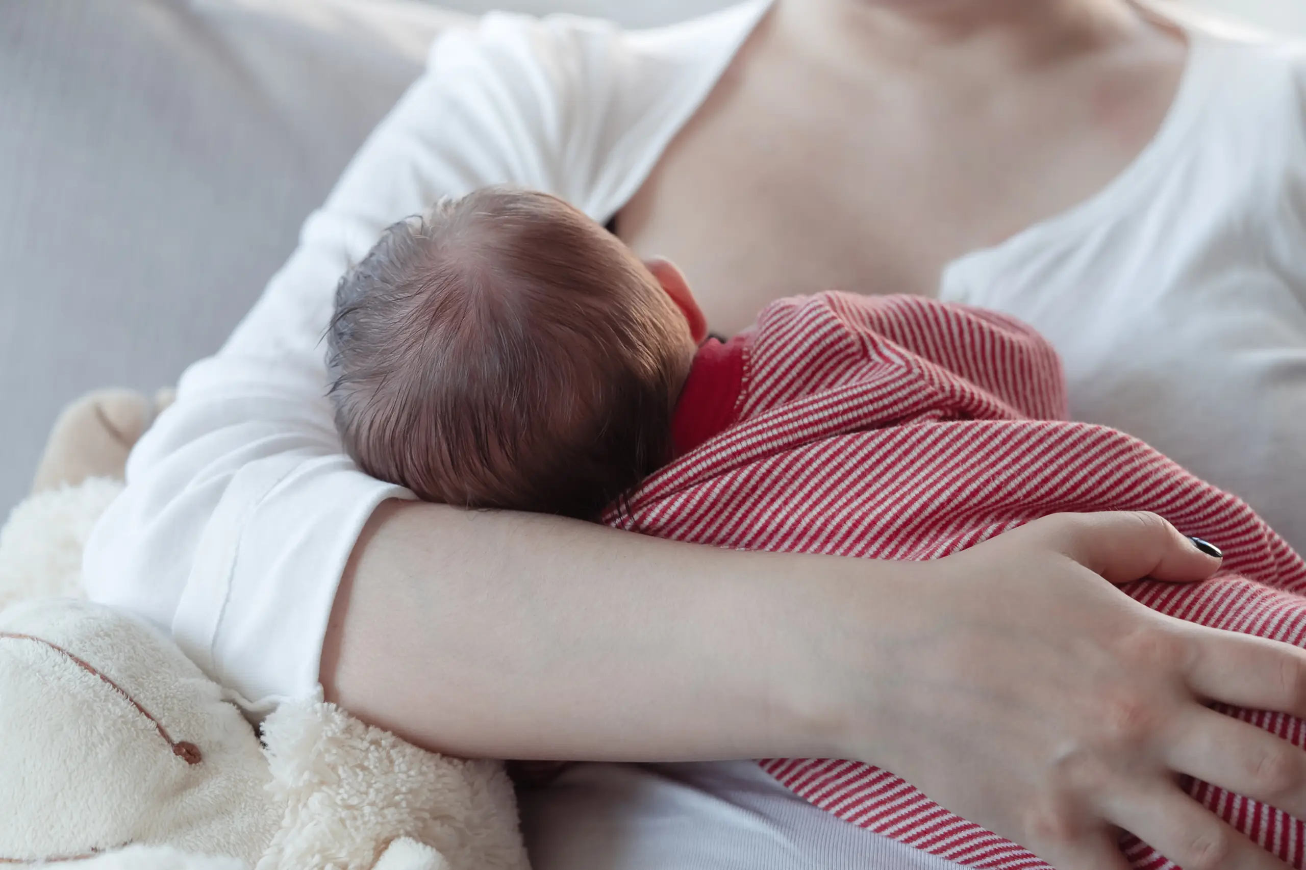 A warning has been issued to not wear slings while breastfeeding. Credit: istetiana / Getty